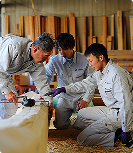 大工育成システム熟練大工が匠の技を伝承し、未来の棟梁を育成