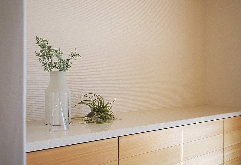 思わず深呼吸したくなる、心地よい空気が包み込む空間。室内の壁の仕上げ材には珪藻土を使用。