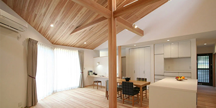人気の理由2 樹齢100年の吉野杉を床板のみならず、天井にも使用した健康住宅
