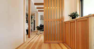 収納を備えた玄関。窓を配置し、暗くなりがちな玄関も明るい空間になります。