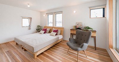 木の香りに癒される主寝室。心と体をゆったりとほぐしてくれます。