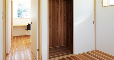 木の香りに癒される主寝室。心と体をゆったりとほぐしてくれます。