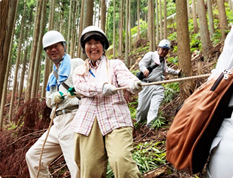 山の手入れや苗木の植樹、間伐などの山仕事をオーナー様にご体験いただける場として