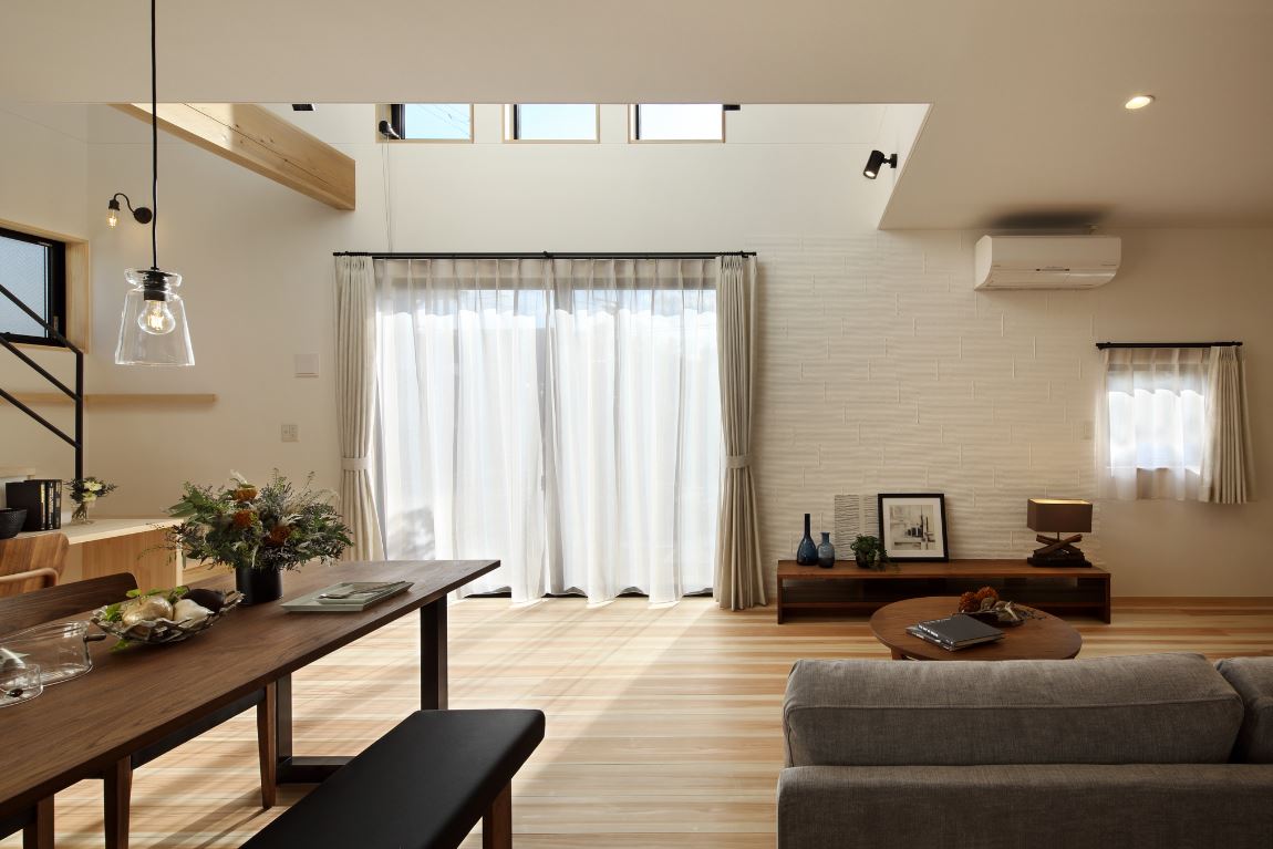 開放的な空間×自然素材で一年中どこにいても快適な暮らし