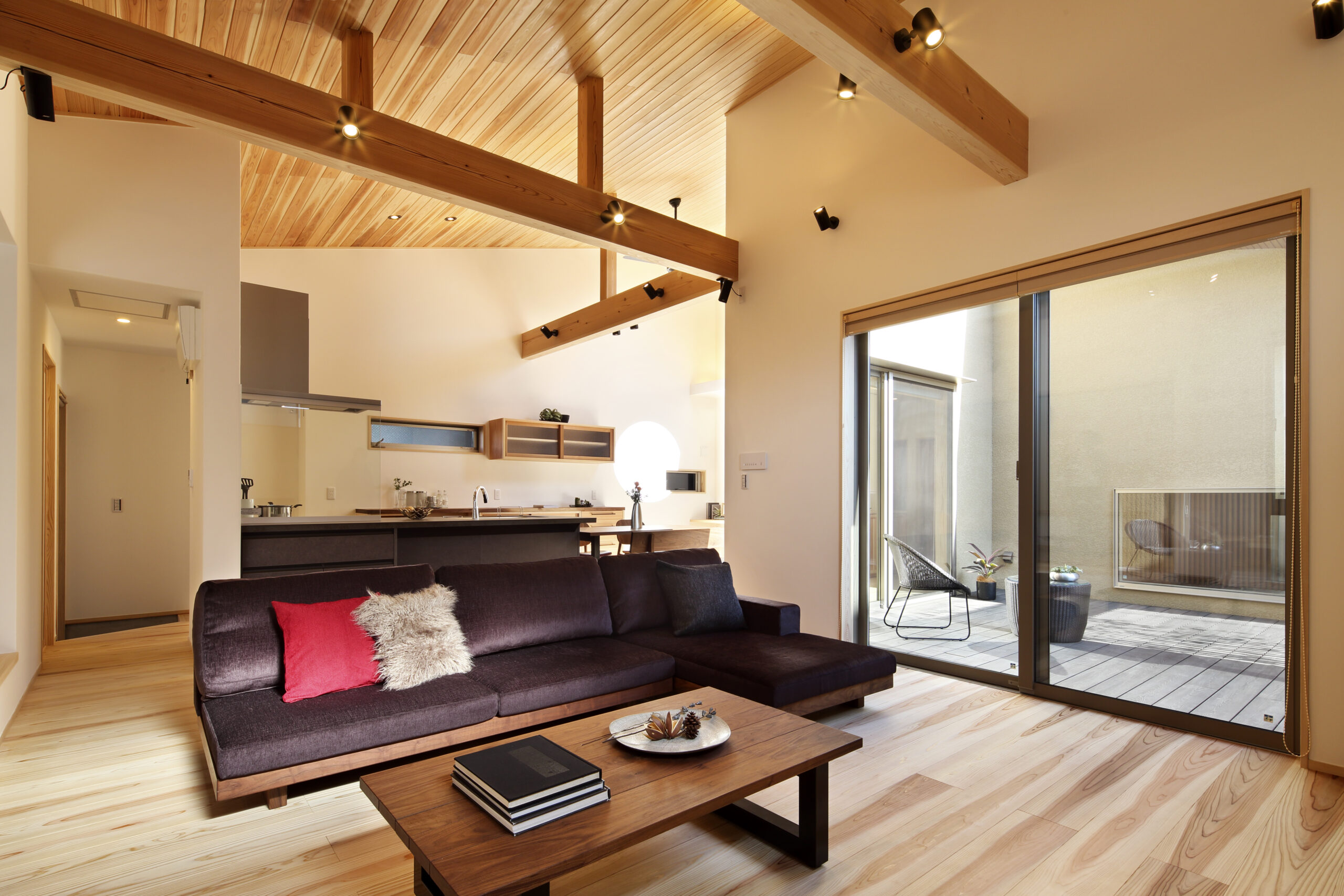 和とモダンが融合する木組み天井