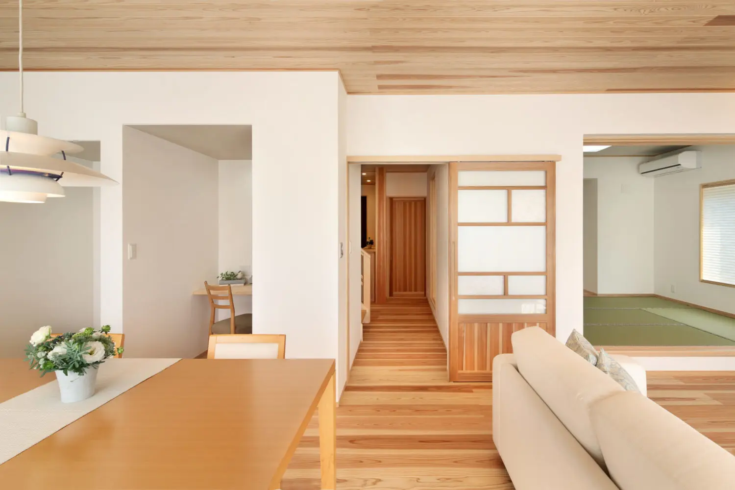 空を眺める丸窓がある木の家