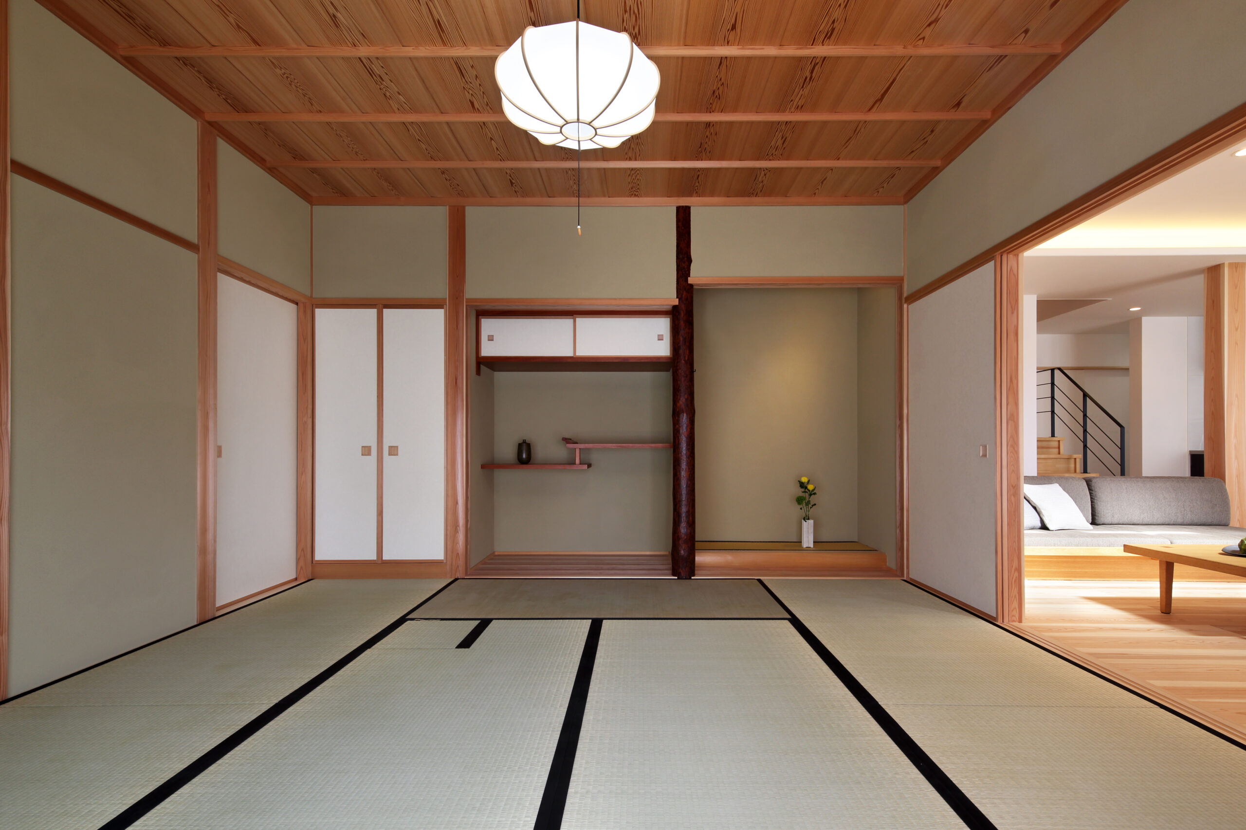 節のない厳選された丸太を使用した床柱