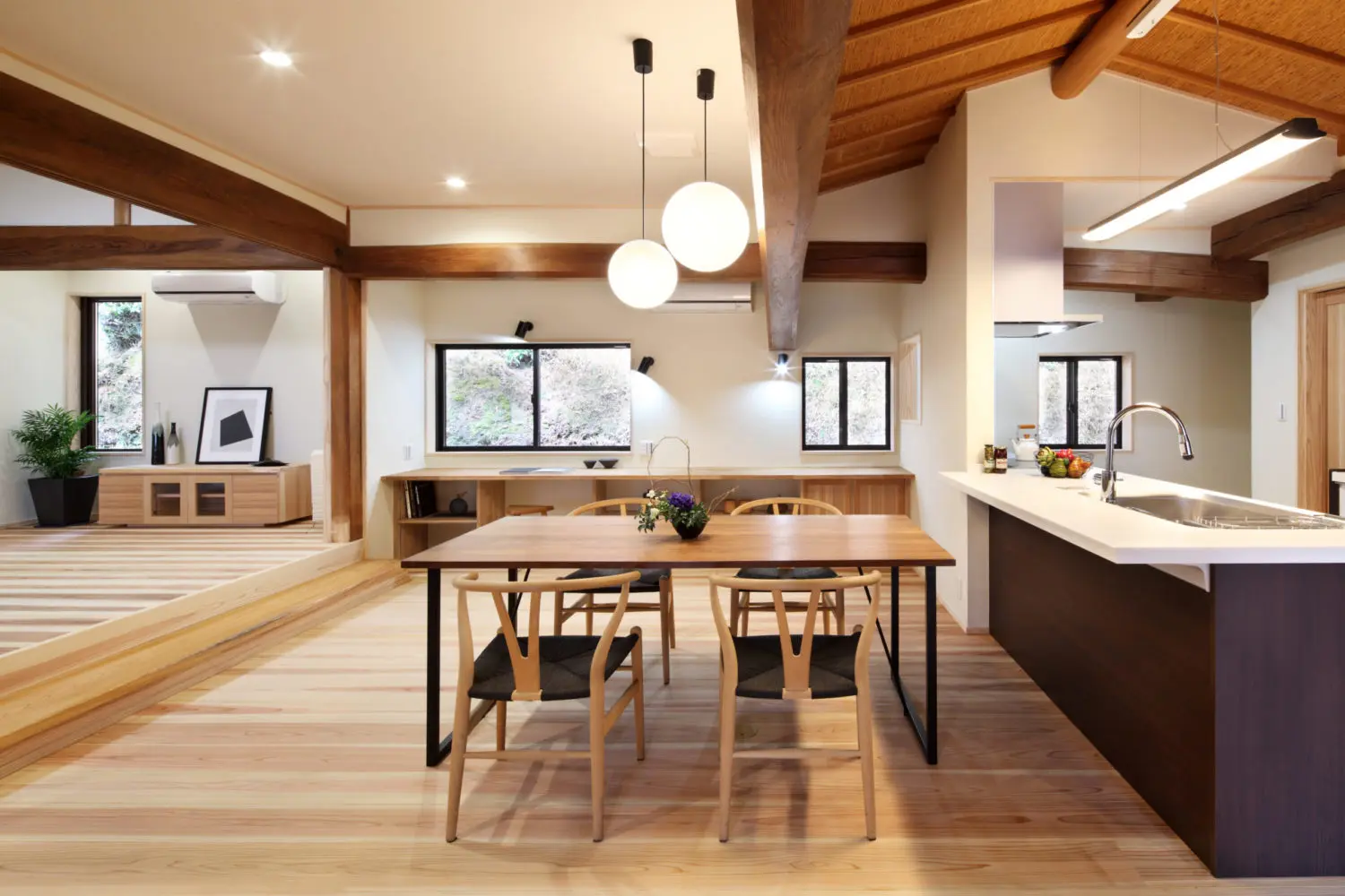 空を眺める丸窓がある木の家