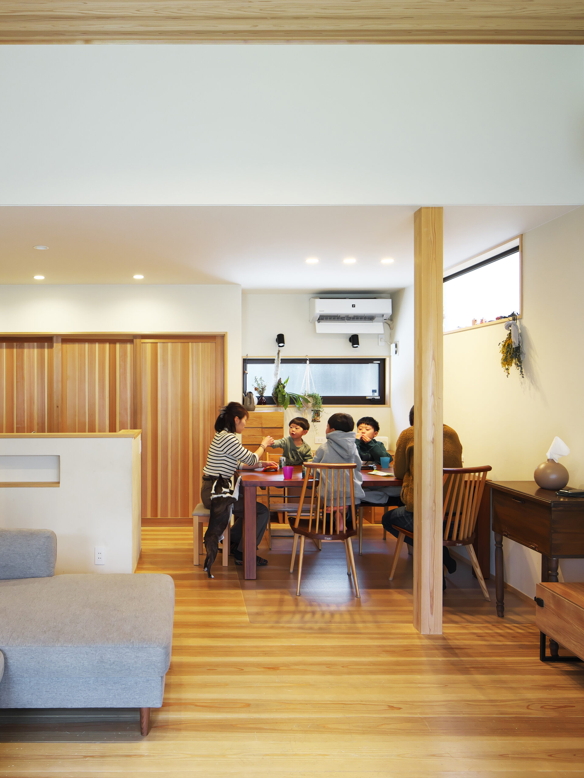 空を眺める丸窓がある木の家