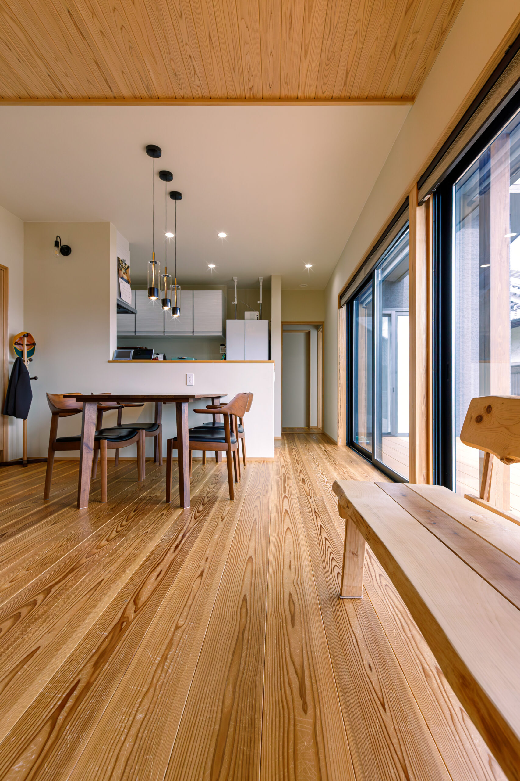 空を眺める丸窓がある木の家