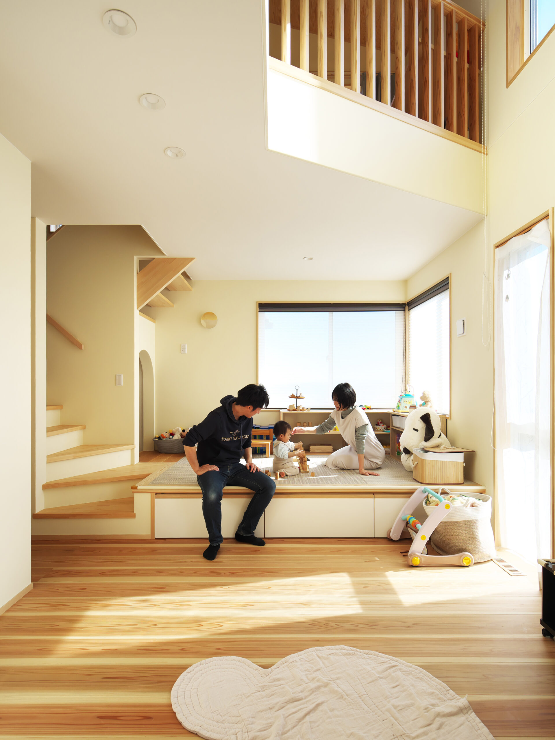 空を眺める丸窓がある木の家