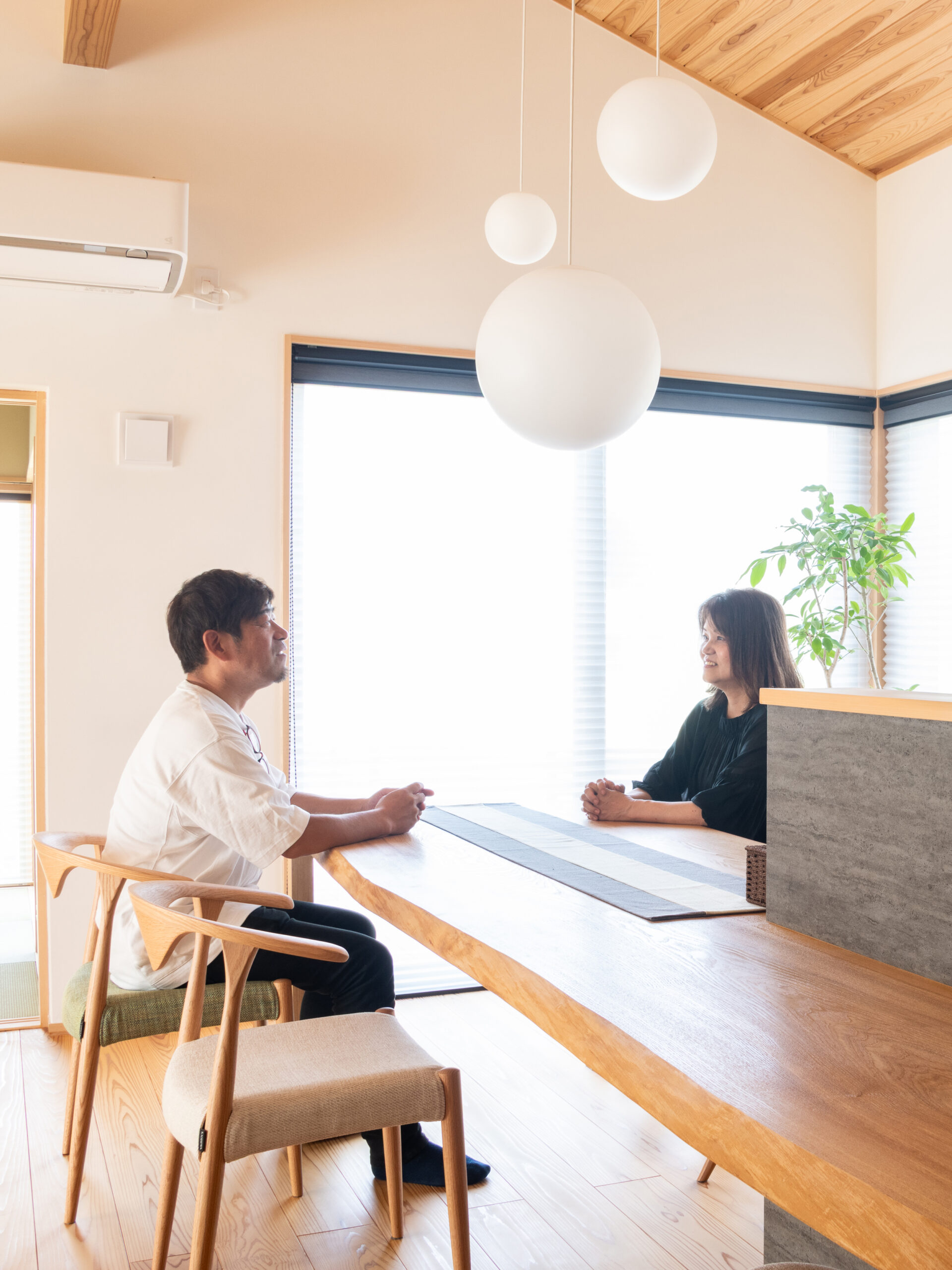 空を眺める丸窓がある木の家