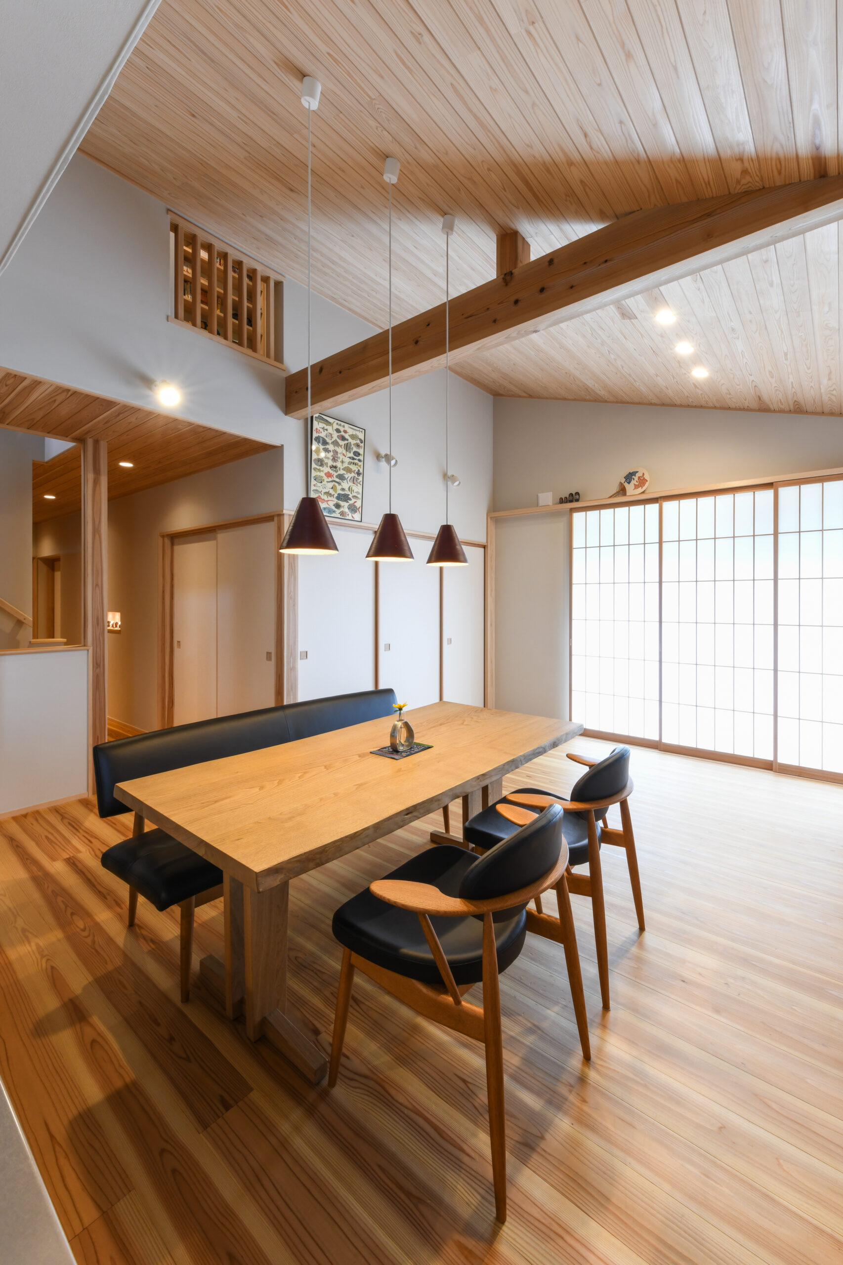 空を眺める丸窓がある木の家