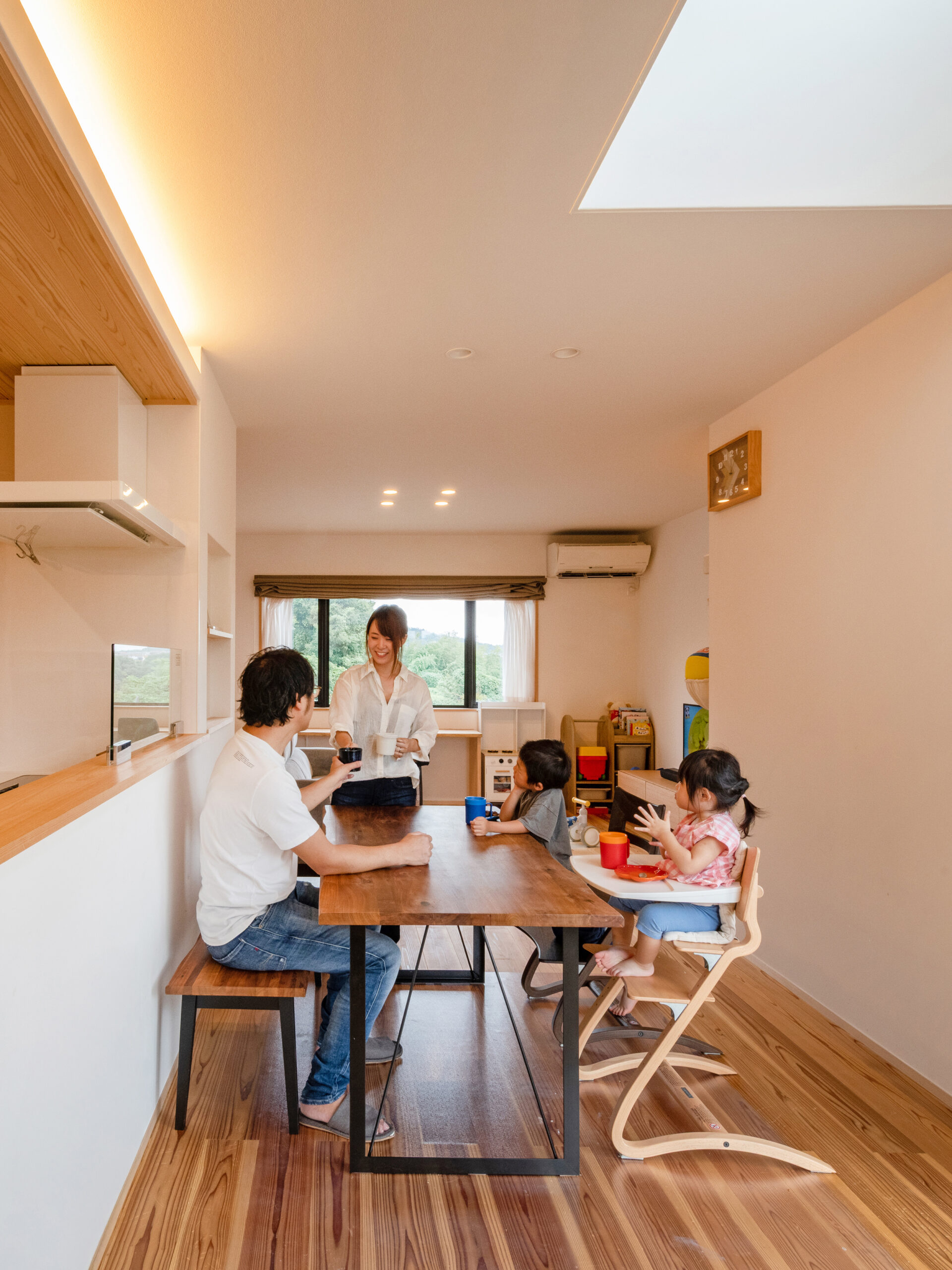 空を眺める丸窓がある木の家