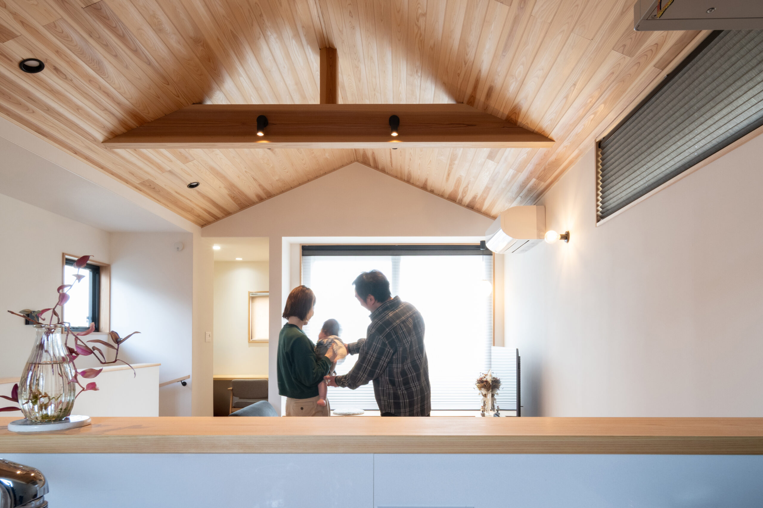 三角屋根の2階リビングがある家