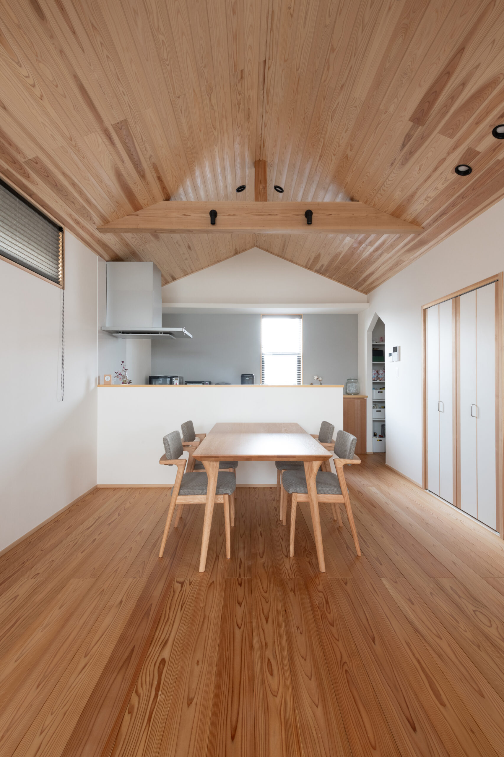 空を眺める丸窓がある木の家